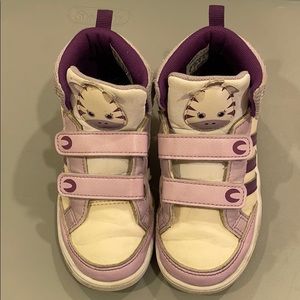 Used Toddler girl sneaker US size 9k